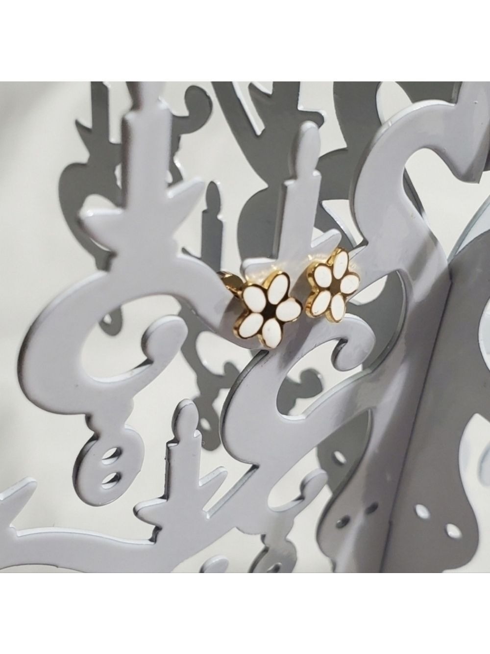 Stainless steel gold plated white flower earrings